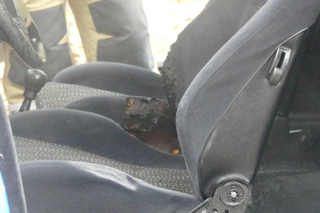 Interieur van auto vliegt in brand