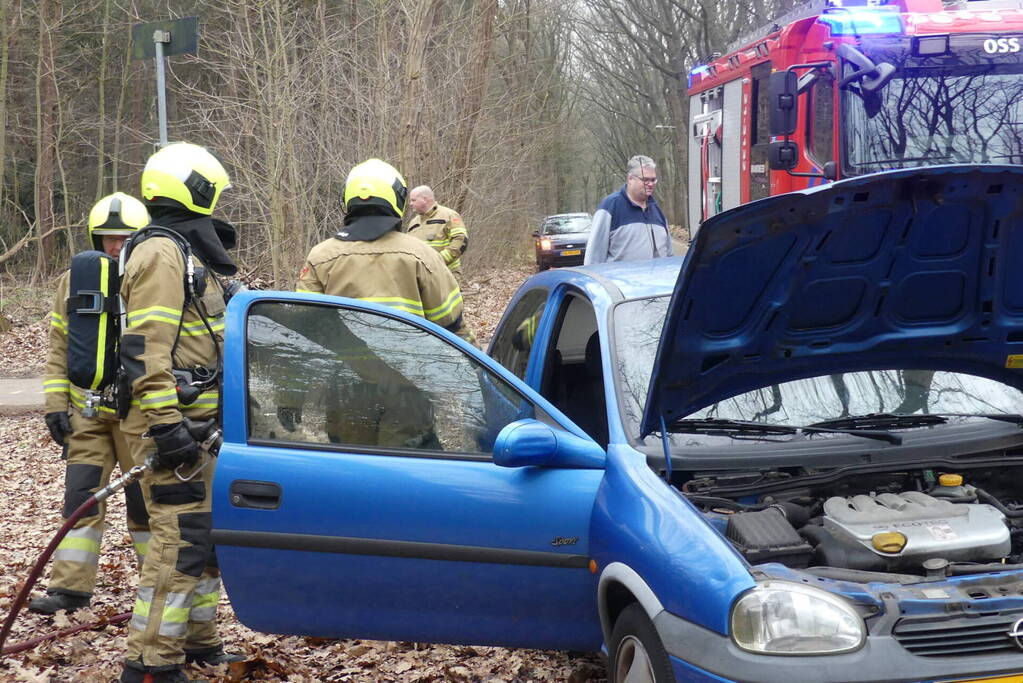 Interieur van auto vliegt in brand