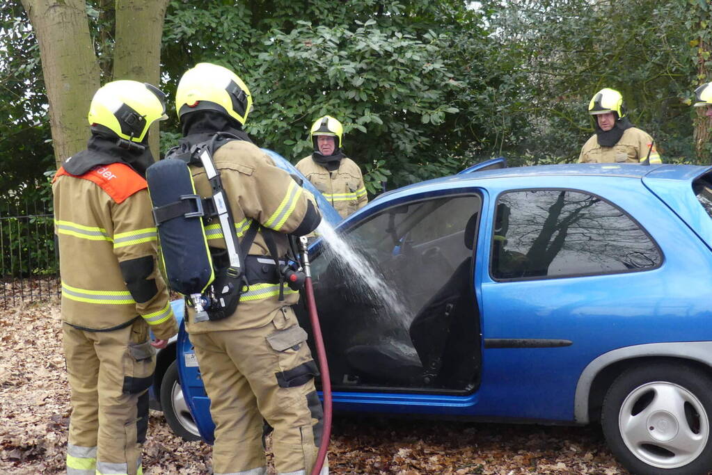 Interieur van auto vliegt in brand