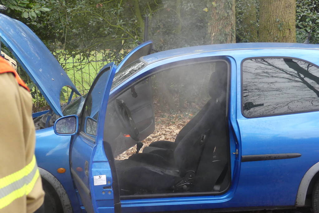 Interieur van auto vliegt in brand