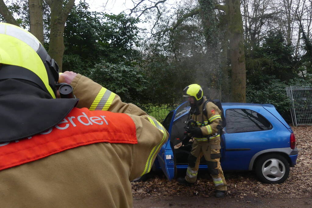 Interieur van auto vliegt in brand