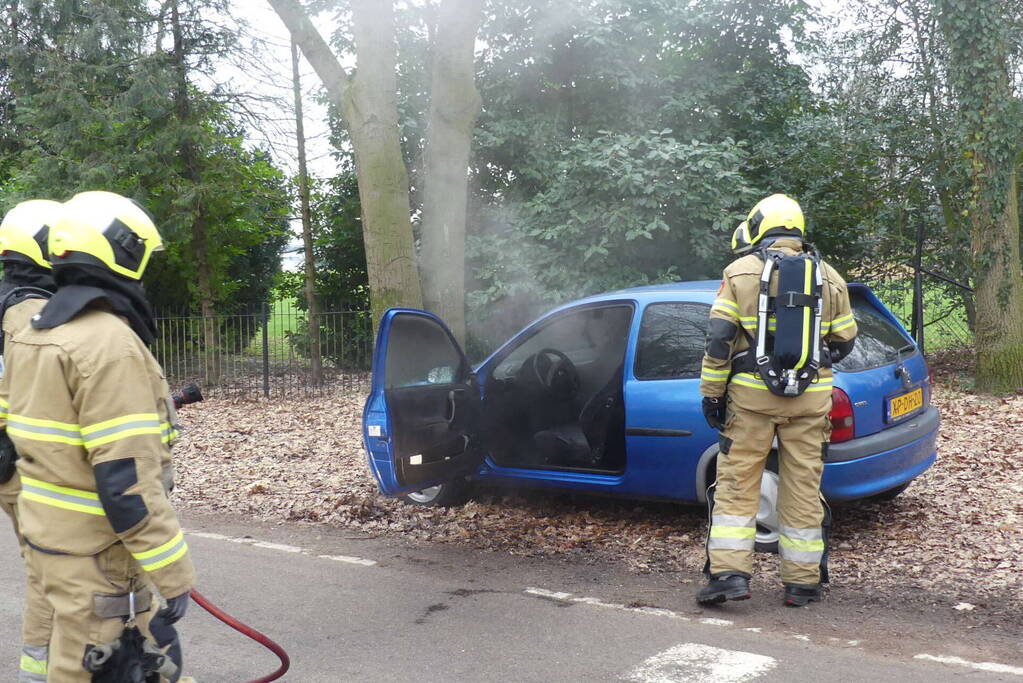 Interieur van auto vliegt in brand