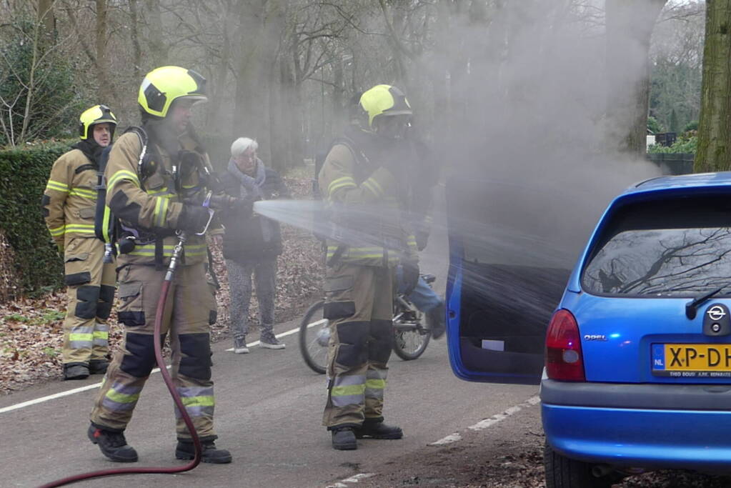 Interieur van auto vliegt in brand