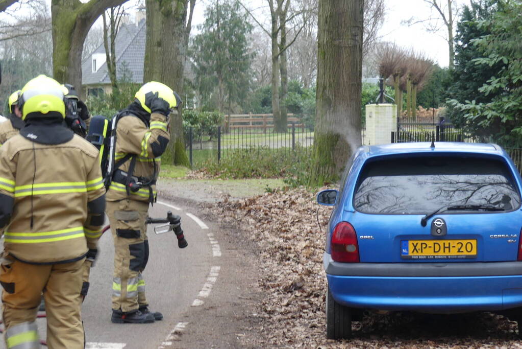 Interieur van auto vliegt in brand