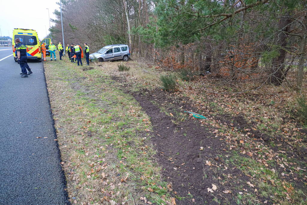 Auto raakt van snelweg en knalt tegen boom