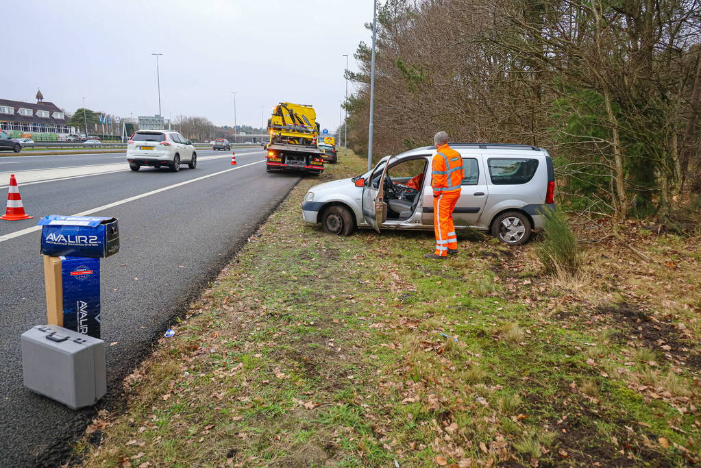 Auto raakt van snelweg en knalt tegen boom