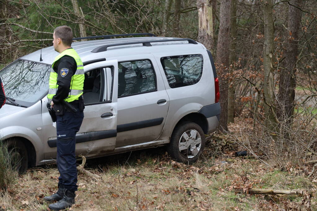 Auto raakt van snelweg en knalt tegen boom
