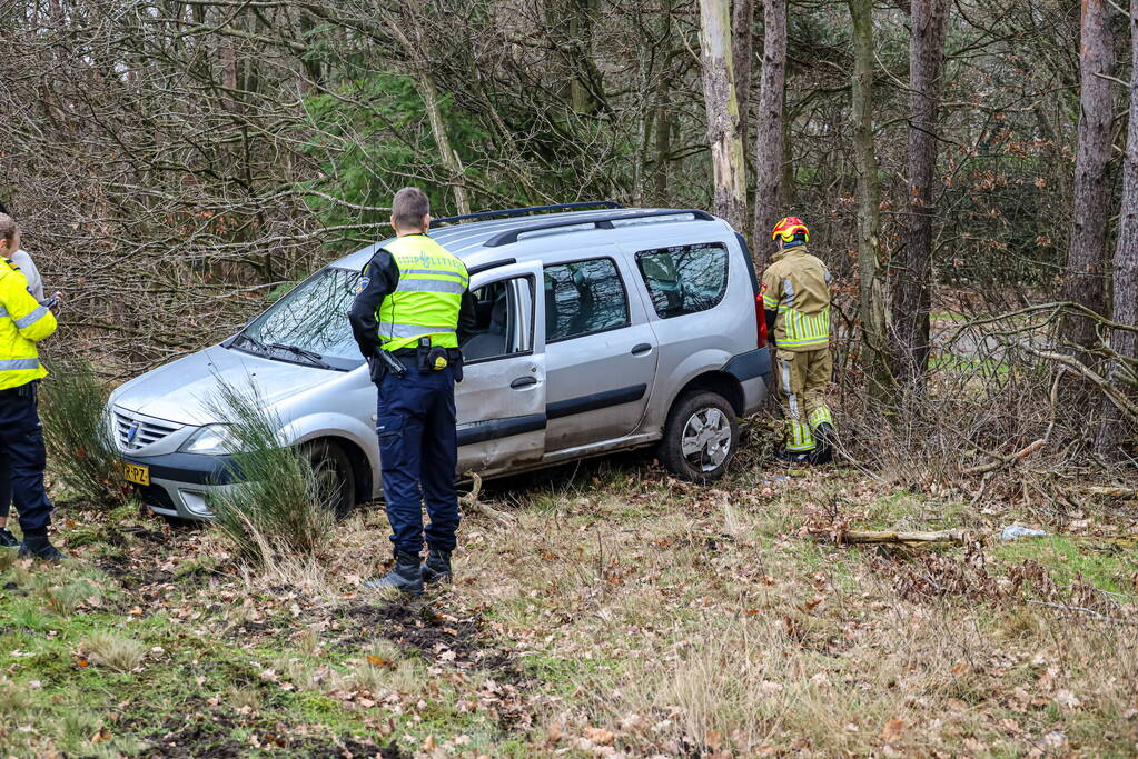 Auto raakt van snelweg en knalt tegen boom