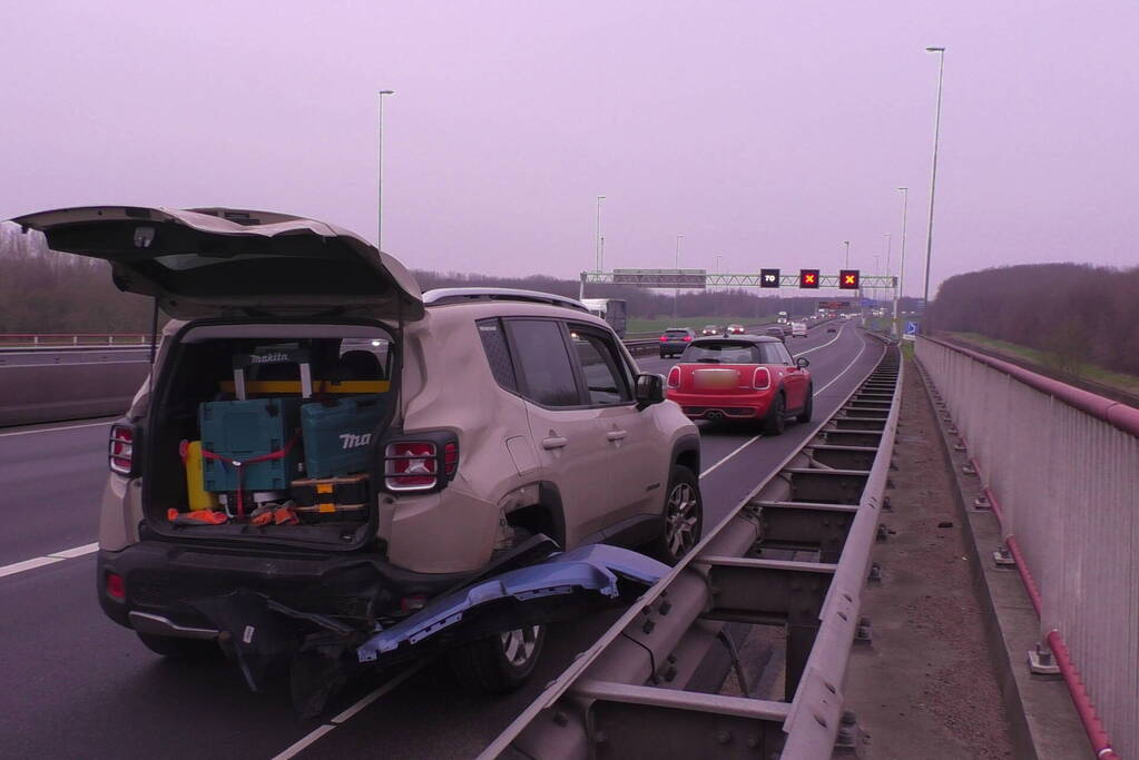 Flinke schade bij botsing op snelweg
