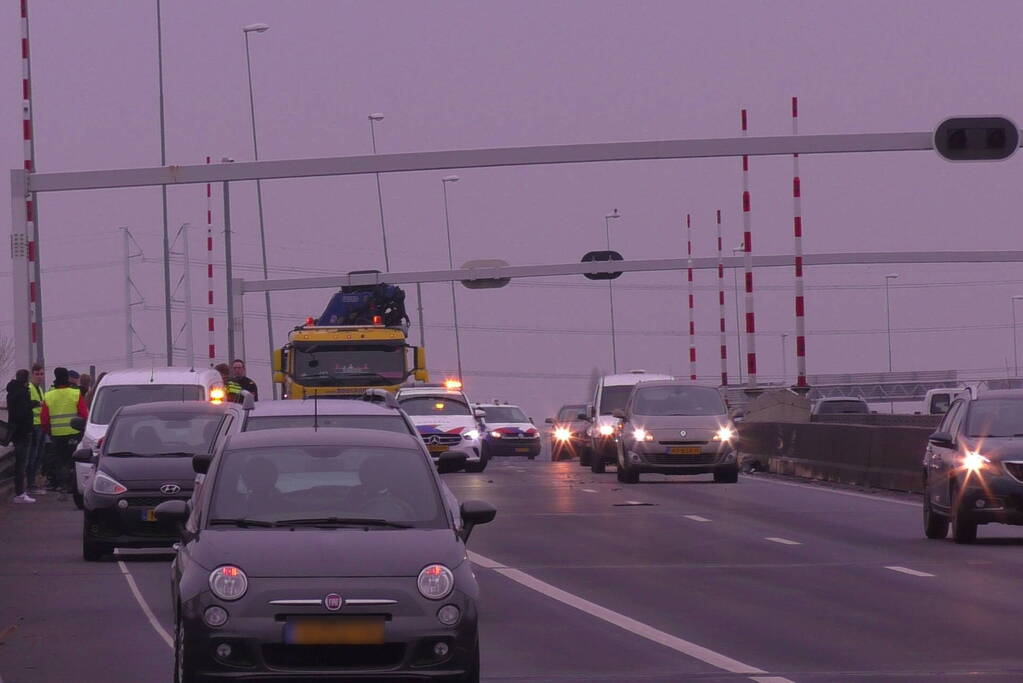 Flinke schade bij botsing op snelweg