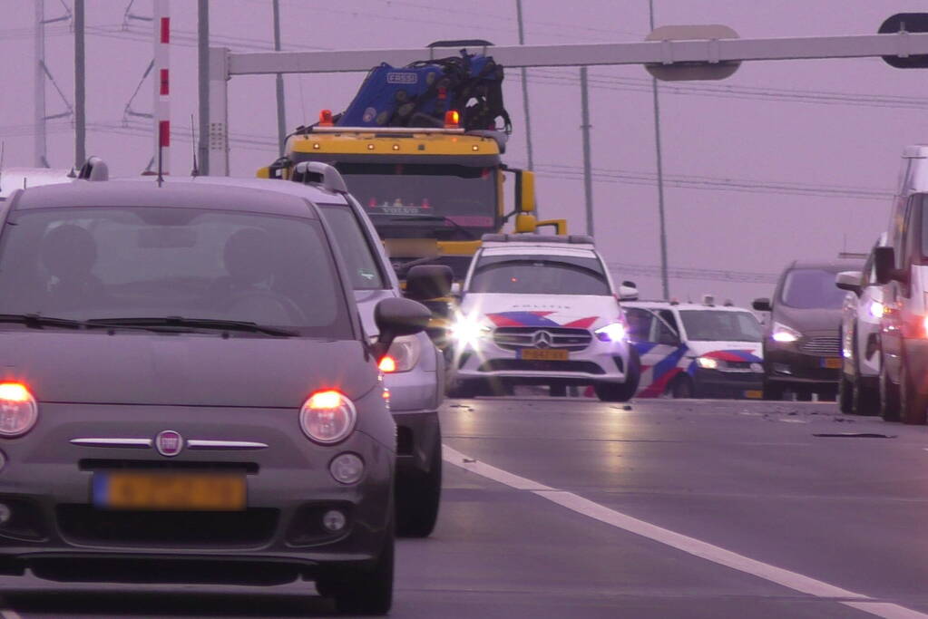 Flinke schade bij botsing op snelweg