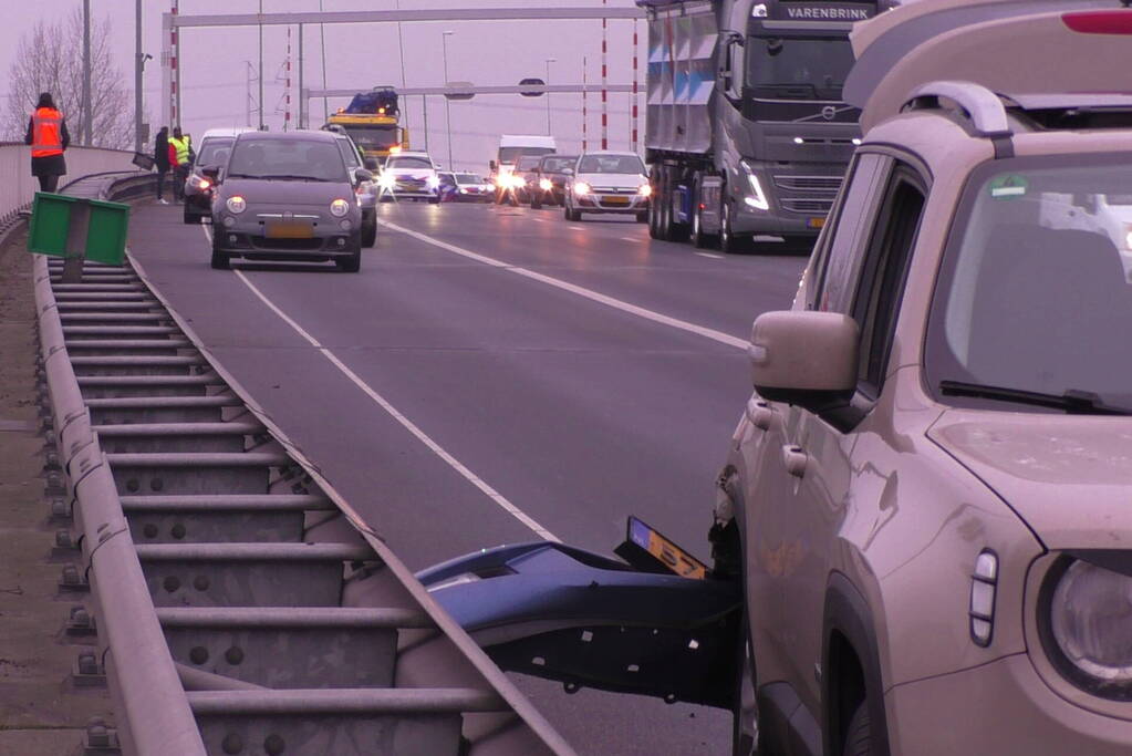 Flinke schade bij botsing op snelweg
