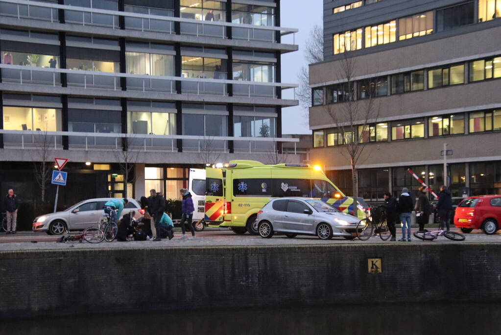 Fietser geschept door personenauto