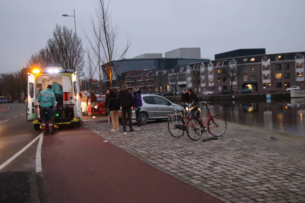 Fietser geschept door personenauto