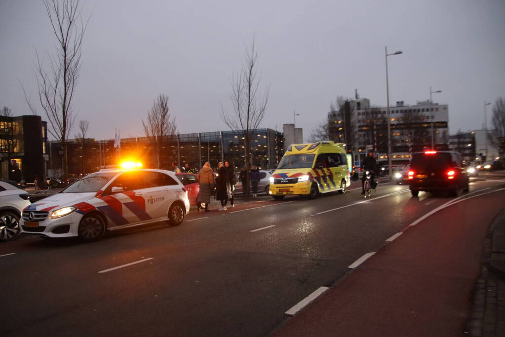 Fietser geschept door personenauto