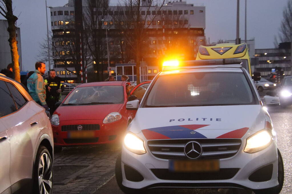 Fietser geschept door personenauto