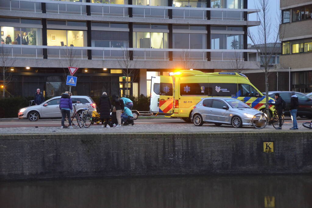 Fietser geschept door personenauto