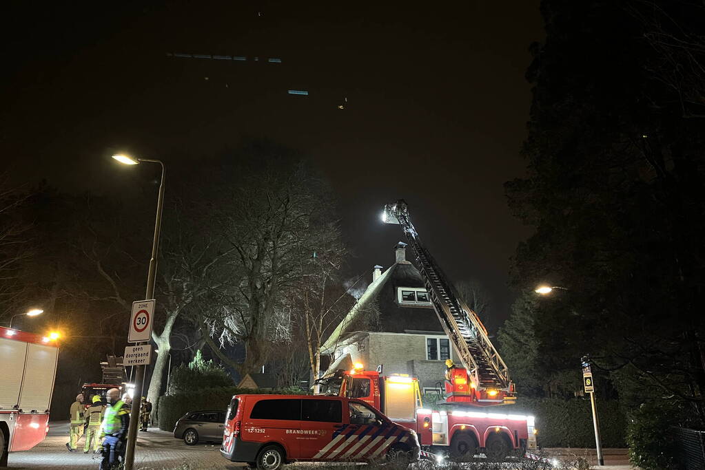 Brand in woning met rietendak