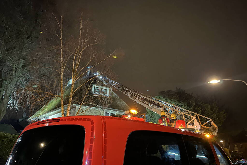 Brand in woning met rietendak