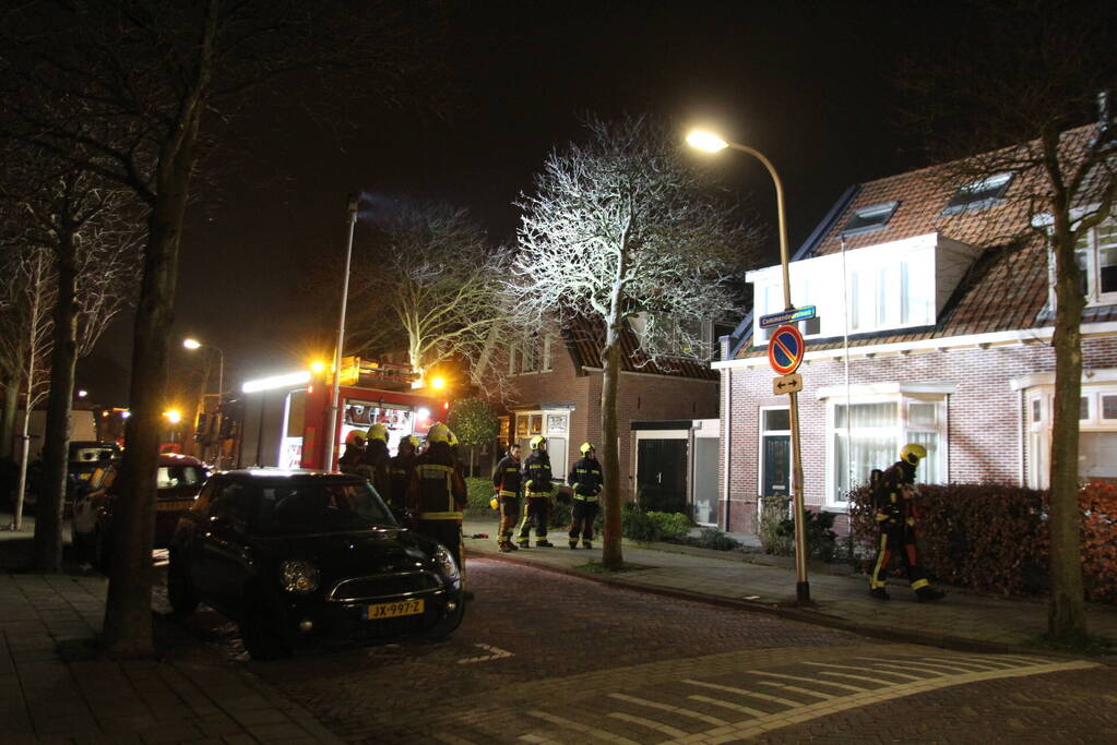 Brandweer zet hoogwerker in bij schoorsteenbrand