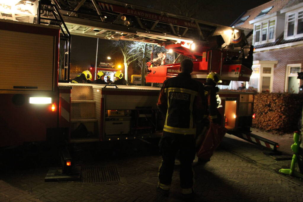 Brandweer zet hoogwerker in bij schoorsteenbrand