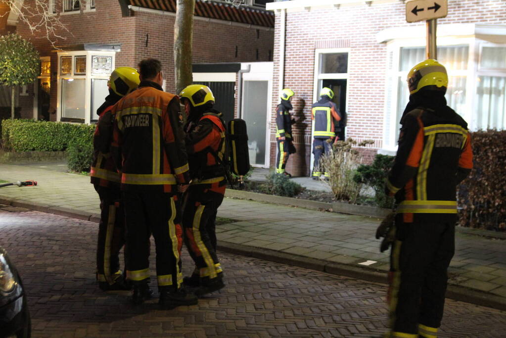 Brandweer zet hoogwerker in bij schoorsteenbrand