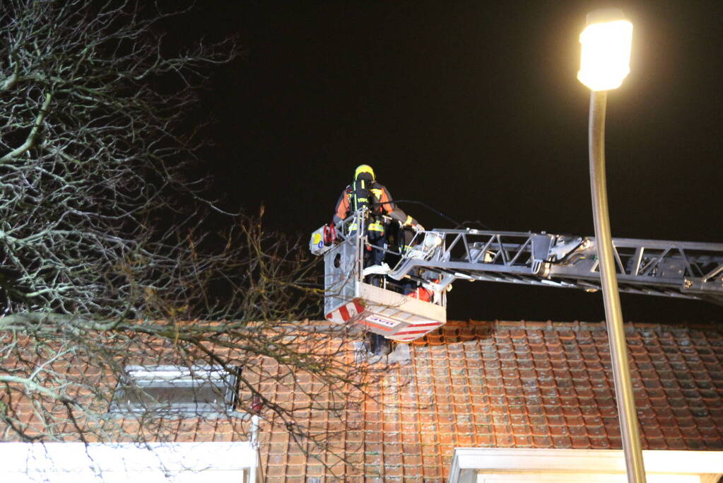 Brandweer zet hoogwerker in bij schoorsteenbrand