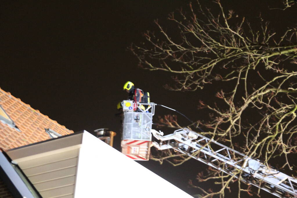 Brandweer zet hoogwerker in bij schoorsteenbrand