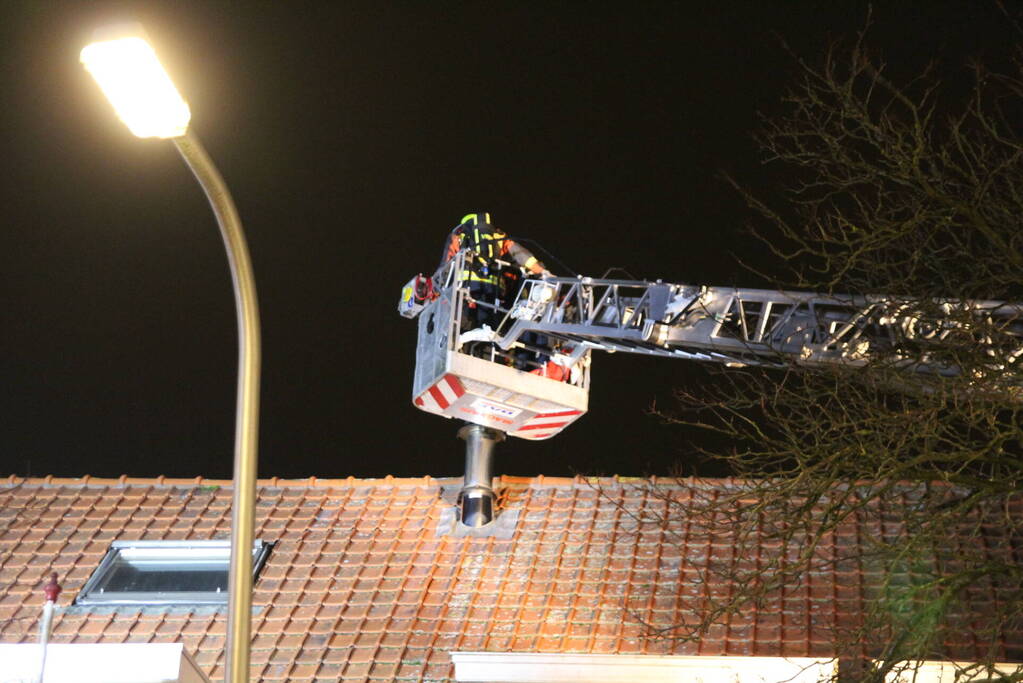 Brandweer zet hoogwerker in bij schoorsteenbrand