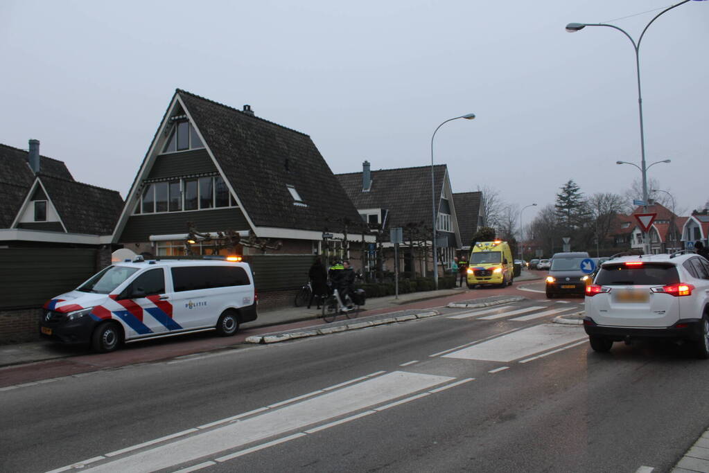 Fietser gewond bij aanrijding bij rotonde