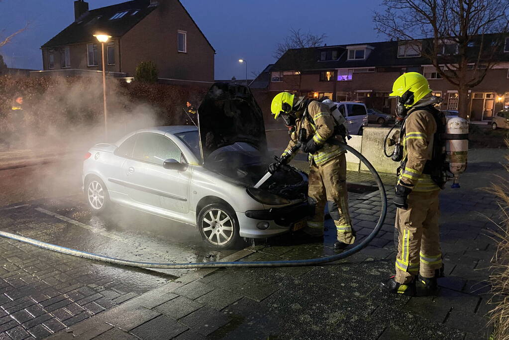 Brandweer blust branden auto