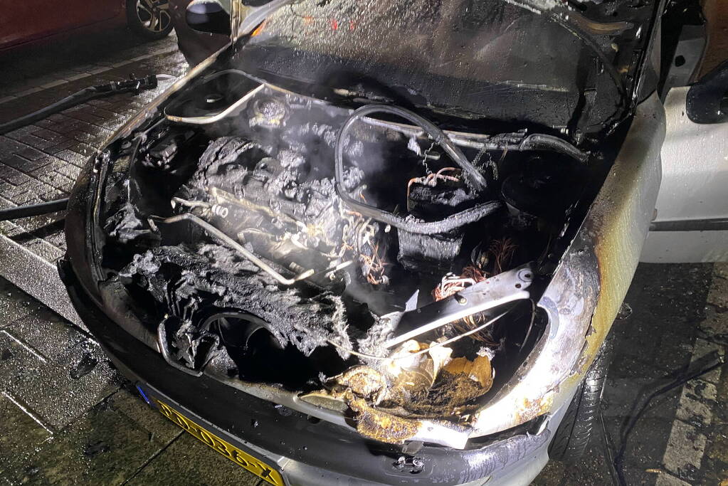 Brandweer blust branden auto