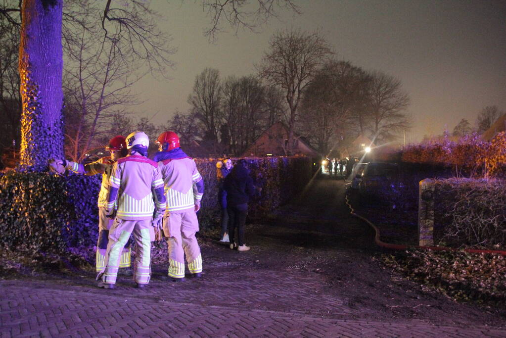 Brand in woning met rietendak