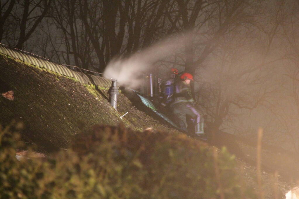 Brand in woning met rietendak
