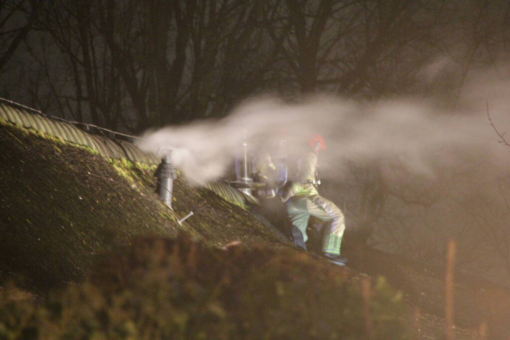 Brand in woning met rietendak