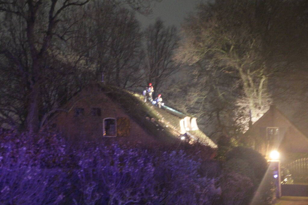 Brand in woning met rietendak