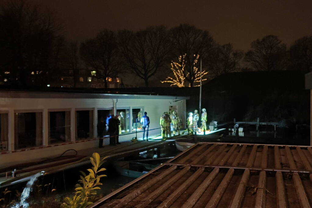 Grote inzet brandweer wegens zinkende woonboot