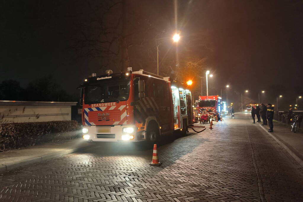 Grote inzet brandweer wegens zinkende woonboot