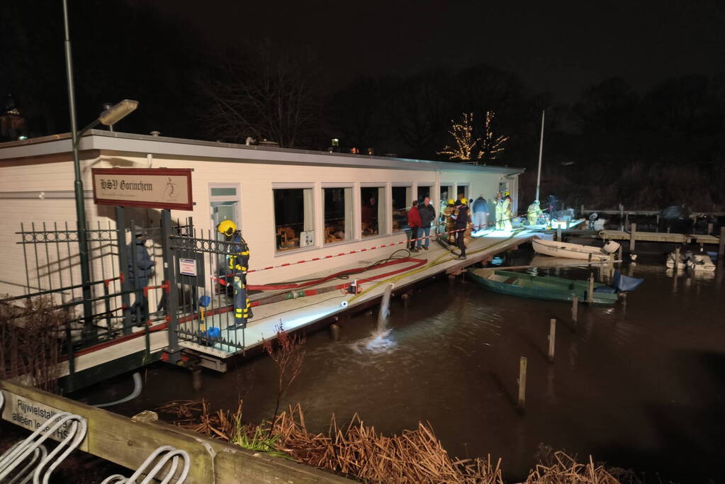 Grote inzet brandweer wegens zinkende woonboot