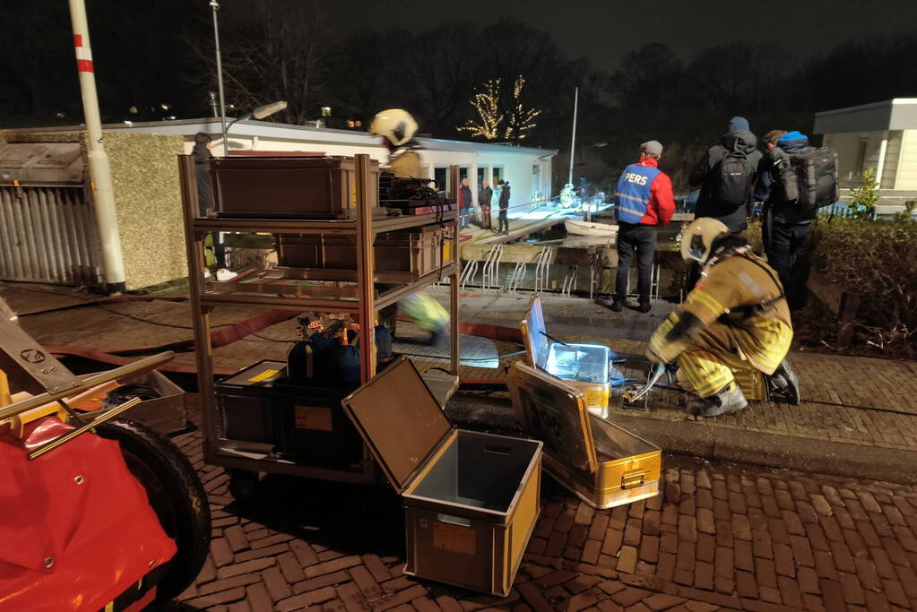 Grote inzet brandweer wegens zinkende woonboot