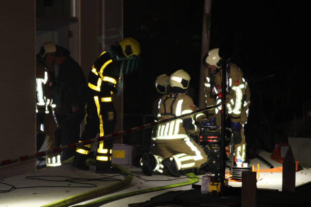 Grote inzet brandweer wegens zinkende woonboot