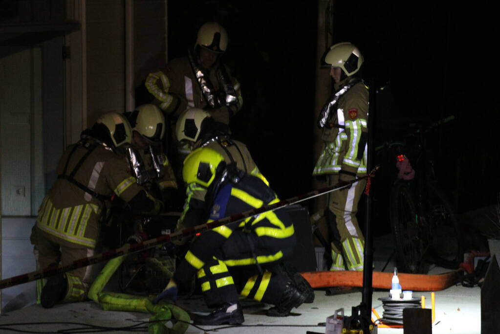 Grote inzet brandweer wegens zinkende woonboot