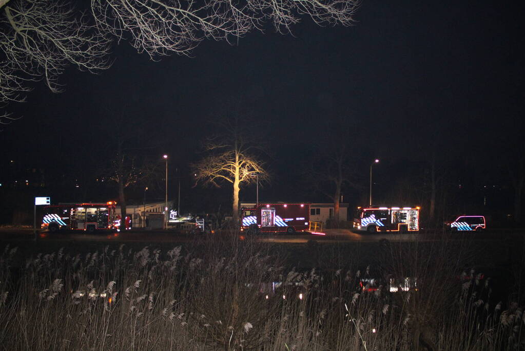 Grote inzet brandweer wegens zinkende woonboot