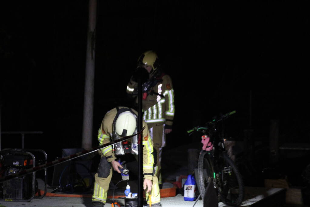 Grote inzet brandweer wegens zinkende woonboot