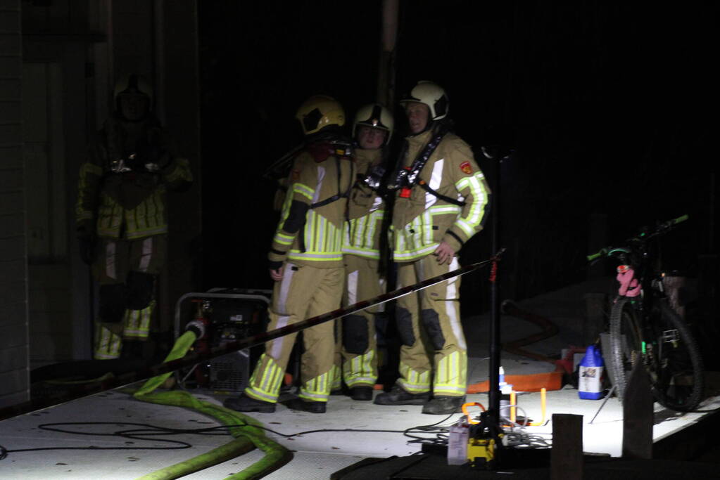 Grote inzet brandweer wegens zinkende woonboot
