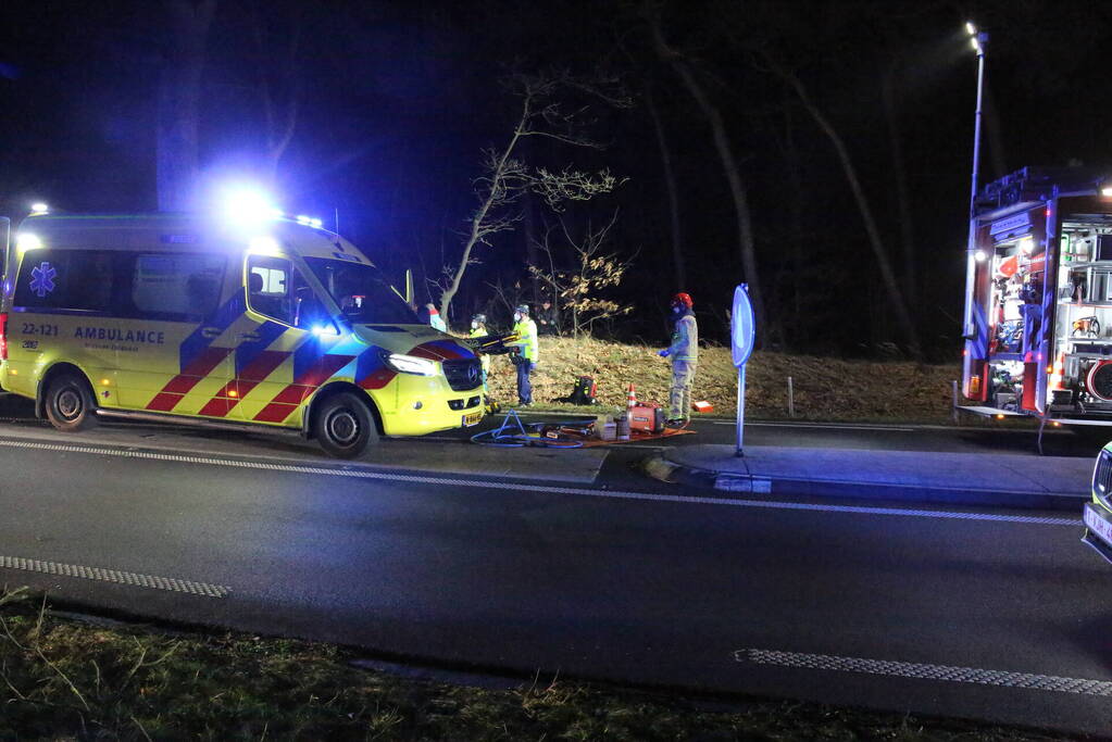 Gewonde en flinke schade na botsing tegen boom