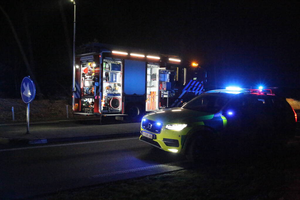 Gewonde en flinke schade na botsing tegen boom