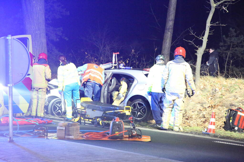 Gewonde en flinke schade na botsing tegen boom