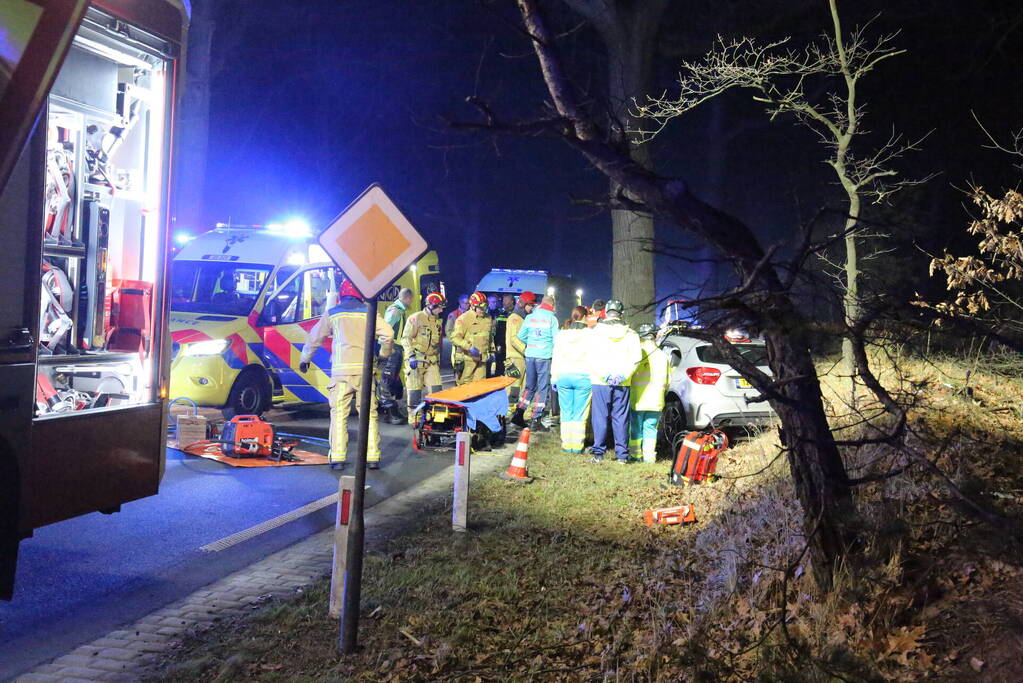 Gewonde en flinke schade na botsing tegen boom