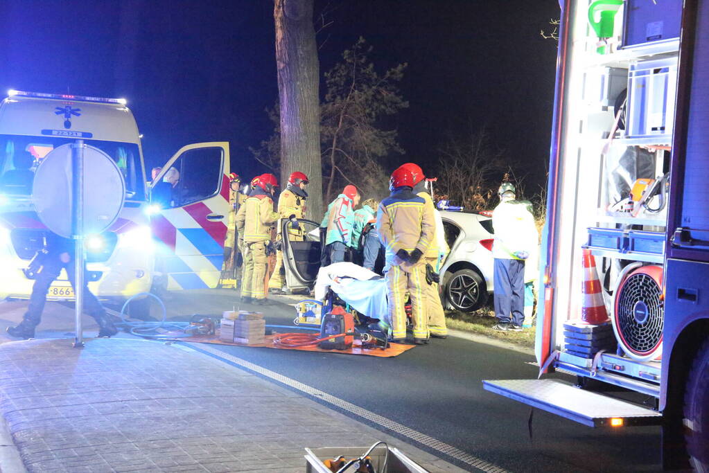 Gewonde en flinke schade na botsing tegen boom